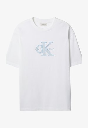 T-shirt bianca a maniche corte con logo "CK" di Calvin Klein ricamato in azzurro chiaro al centro del petto.