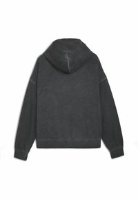 Felpa con cappuccio grigia scura, dotata di un ampio cappuccio, maniche lunghe e polsini a costine. Tessuto liscio con una finitura leggermente rovinata. Nessun logo o dettaglio di design visibile.