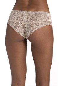 Bežna čipkastih hipster hlačkami, ki vsebujejo cvetlične vzorce, z valovitim pasom in polprosojno teksturo z gladko površino.