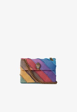 Borsa a tracolla multicolore a righe realizzata in materiale simile al denim, con una tracolla in catena dorata e una chiusura decorativa a forma di foglia.
