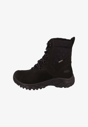 Botas negras impermeables hasta el tobillo con parte superior de tela acolchada y suela de goma. Presentan un diseño con cordones y detalle de logo en el costado.