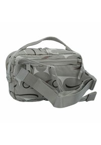 Bolsa de tela gris con un patrón geométrico, que cuenta con un asa superior, una correa ajustable, cierres de cremallera y una superficie texturizada.