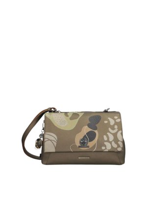 Borsa a mano in pelle marrone con motivi astratti beige, neri e crema, chiusura frontale a scatto girevole e tracolla con ciondoli attaccati.