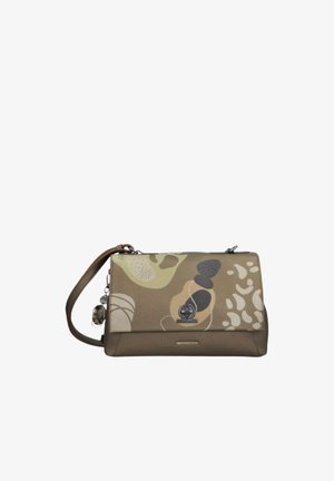 Borsa a mano in pelle marrone con motivi astratti beige, neri e crema, chiusura frontale a scatto girevole e tracolla con ciondoli attaccati.