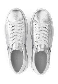 Silberne Sneakers mit strukturierter Oberfläche, weißen Schnürsenkeln und einer abgerundeten Spitze. Verfügt über ein Kontrastdesign an den Seiten und eine weiße Gummisohle.