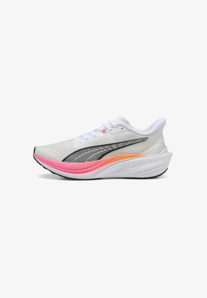 Chaussure de course blanche avec un logo noir, des accents de semelle dégradés rose et orange, et un talon rembourré étiqueté "PROFOAM."