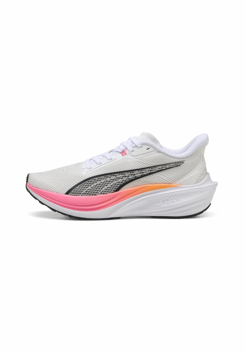 Zapatilla de running blanca con logo negro, acentos en la suela en gradiente rosa y naranja, y talón acolchado etiquetado como "PROFOAM".