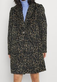 Manteau imprimé léopard en noir et beige, avec un col cranté, une fermeture à trois boutons sur le devant, et des poches latérales, confectionné dans un tissu texturé.