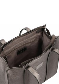 Sac à main texturé gris avec deux poignées, poches zippées et doublure intérieure. Présente une étiquette de marque bien visible à l'intérieur.
