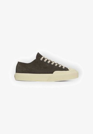 Mørkegrøn ruskinds sneaker med lavt design, cremefarvet gummisål og beige snørebånd, udstyret med en struktureret ydersål for godt greb.