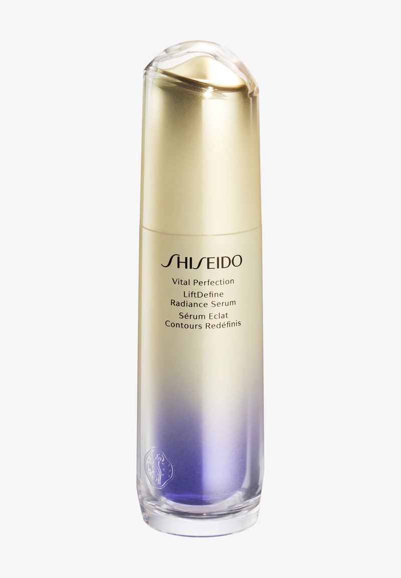 Siero Vital Perfection LiftDefine Radiance di Shiseido in una bottiglia trasparente con sfumature dorate e viola, dotato di un tappo arrotondato e logo in rilievo.