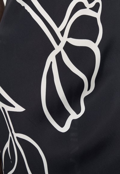 Μαύρο ύφασμα με λευκό αφηρημένο λουλουδένιο γραμμικό μοτίβο με μεγάλα αλληλεπικαλυπτόμενα φύλλα και καμπυλωτούς μίσχους.