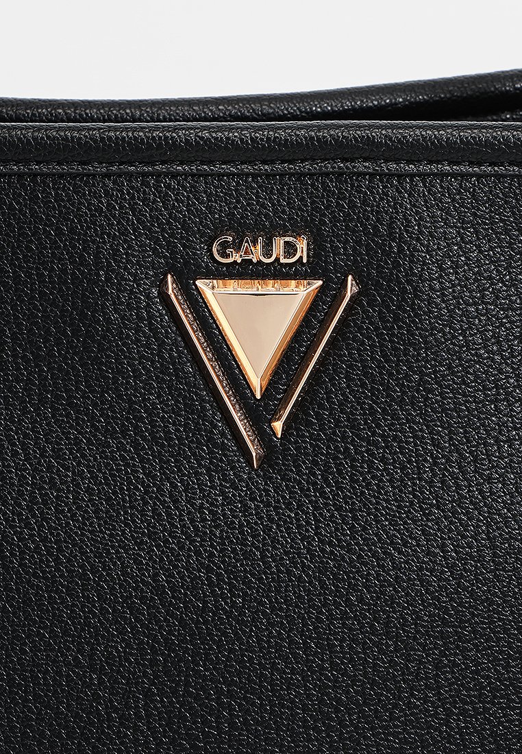Borsa in pelle nera con texture, caratterizzata da un emblema triangolare in tonalità oro e il marchio "GAUDI" in alto, con elementi di design snelli e angolari.