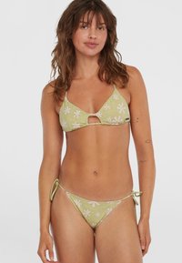 Dvojdielny bikini s nohavičkami, vyrobený z jemne zelenej tkaniny s kvetinovými vzormi, trojuholníkový vrch s predným výrezom a uzatváraním na šnúrku na bokoch nohavičiek.