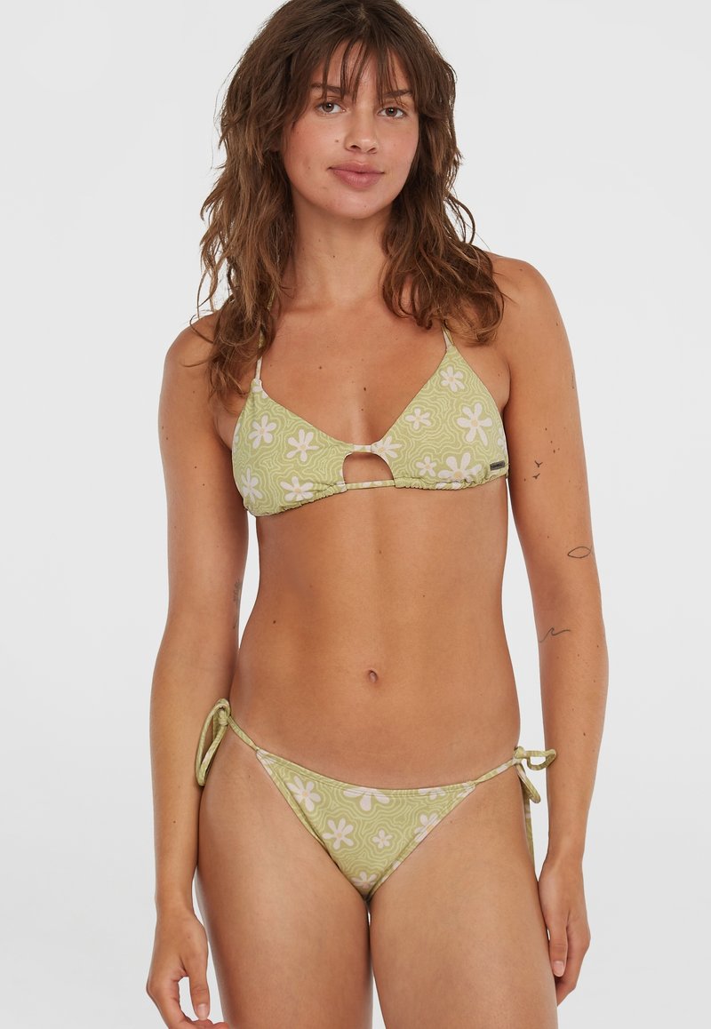 Dvojdielny bikini s nohavičkami, vyrobený z jemne zelenej tkaniny s kvetinovými vzormi, trojuholníkový vrch s predným výrezom a uzatváraním na šnúrku na bokoch nohavičiek.