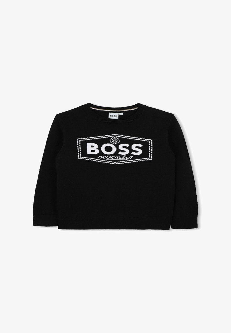 Maglione nero in maglia con colletto rotondo. Presenta il logo "BOSS" e la scritta "seventy" in lettere bianche sulla parte anteriore. Texture morbida, vestibilità standard.