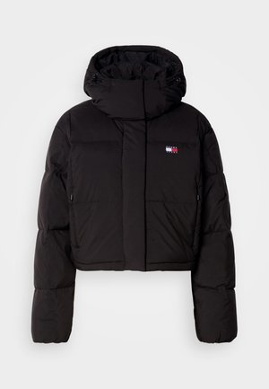 Giacca a vento nera cropped con colletto alto, dotata di un patch con il marchio, polsini elasticizzati e tasche laterali con zip.