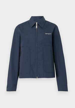 Μπλε σκούρο ζακέτα Carhartt με φερμουάρ, με μυτερό γιακά, μακριά μανίκια, δύο μπροστινές τσέπες και λευκό λογότυπο στο αριστερό στήθος.