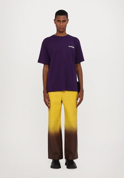 Les Benjamins SHORT SLEEVE TEE UNISEX - Print T-shirt - deep purple