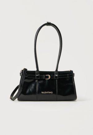 Μαύρη τσάντα Valentino με διπλούς μακριούς ιμάντες, αποσπώμενο λουρί ώμου και χρυσή αγκράφα στο μπροστινό μέρος.