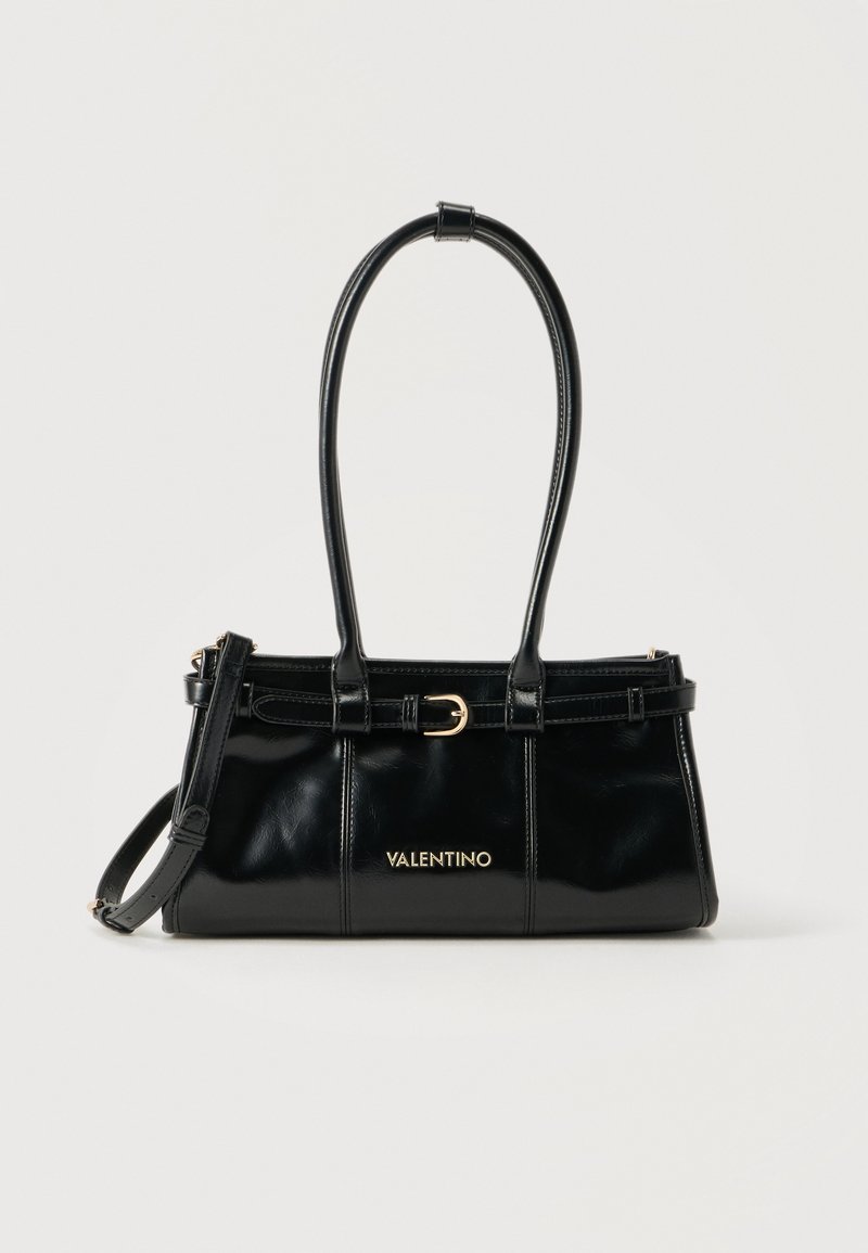 Μαύρη τσάντα Valentino με διπλούς μακριούς ιμάντες, αποσπώμενο λουρί ώμου και χρυσή αγκράφα στο μπροστινό μέρος.