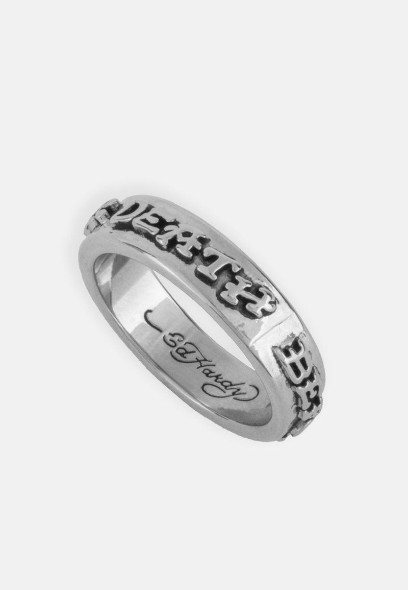 Sølvring med præget "DEATH" skrift, rund form, glat tekstur og indvendig gravering med navnet "Ed Hardy."
