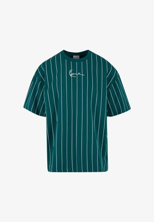 Zöld csíkos, rövid ujjú póló, amely függőleges fehér csíkokkal és egy kis logóval rendelkezik a mellkasán. Puha pamut anyagból készült.