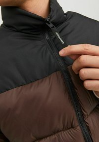 Jack & Jones JJETOBY PUFFER COLLAR - Giacca invernale - seal brown