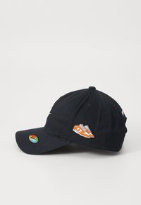Nike Sportswear PATCH TOSS CLUB UNISEX - Kapa - black