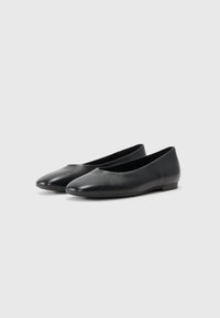 Schwarze Leder-Ballerinas mit einer runden Zehenpartie, flachem Absatz und glatter Oberfläche. Schlichtes Design ohne sichtbare Verzierungen oder Muster.