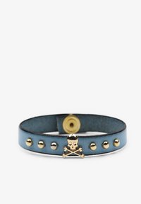Bracciale in pelle azzurro chiaro con borchie dorate e un accento di teschio e ossa incrociate metalliche. Chiusura a scatto sul retro.