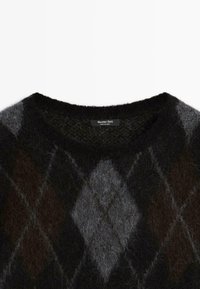 Pull noir duveteux avec motif losanges gris et marron foncé et col rond, étiqueté Massimo Dutti, fabriqué en Chine.