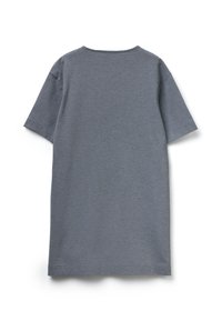 Šedé volné šaty s krátkým rukávem, příjemný materiál, kulatý výstřih, rovný lem, bez vzorů nebo akcentů. Jednoduchý a čistý design.