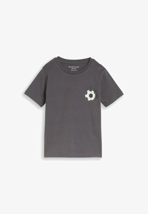 Dunkelgraues kurzärmeliges T-Shirt mit einem kleinen schwarz-weißen Fußball-Grafik und dem Text „IT'S A GOOD GAME“ auf der linken Brust.