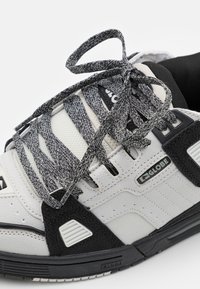 Globe SABRE - Sapatilhas - alloy/black