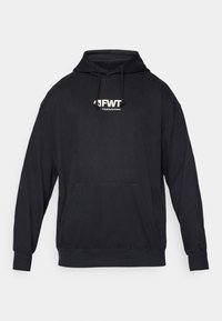 Sudadera negra de mezcla de algodón, con un bolsillo delantero, capucha con cordón y logo blanco "FWT" en el pecho. Textura suave.