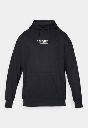 Sudadera negra de mezcla de algodón, con un bolsillo delantero, capucha con cordón y logo blanco "FWT" en el pecho. Textura suave.