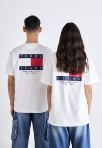 Tommy Jeans FLAG TEE UNISEX - Print T-shirt - white