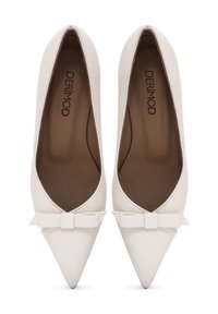 Zapatos de tacón alto de cuero blanco con punta afilada, presentan un pequeño detalle de lazo en la parte frontal. Superficie suave con un acabado mate.
