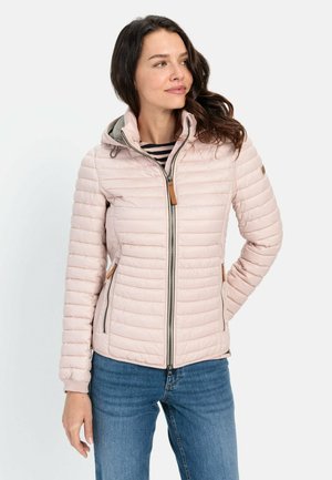 Lichtroze pufferjack met een capuchon, heeft een ritssluiting, horizontale stiksels, zijzakken en bruine leren accenten. Draagt bij blauwe jeans.