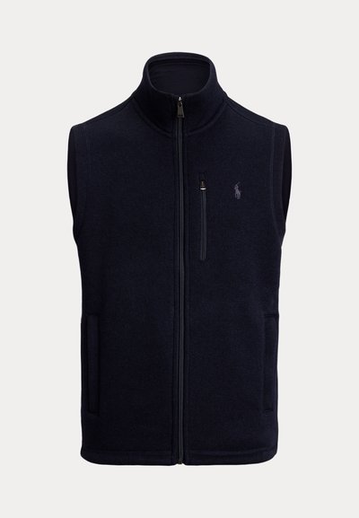 Námornícky fleece vest s vysokým golierom, predným zipsom, dvoma bočnými vreckami a malým vyšitým logom na ľavej hrudi.