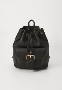Sac à dos seau en cuir noir avec fermeture à cordon réglable, accents en métal doré et poche avant sécurisée par une boucle.