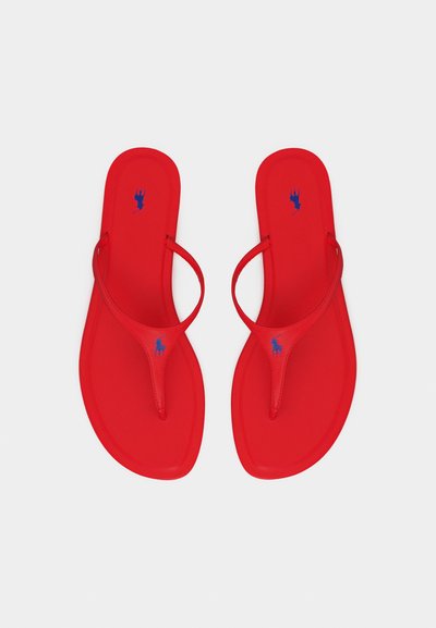 Sandales tongs rouges avec logo bleu sur la semelle et la bride, semelle plate, vues de dessus sur fond blanc.