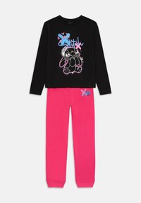 Camisa de pijama negra de manga larga con un gráfico de Stitch y corazones rosas. Pantalones rosas con puños elásticos que presentan un pequeño logotipo de Stitch. Material de mezcla de algodón.