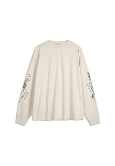 Bež majica dugih rukava s okruglim izrezom, s minimalističkom cvjetnom linijskom umjetnošću u zelenoj, narančastoj i crnoj boji na oba rukava.