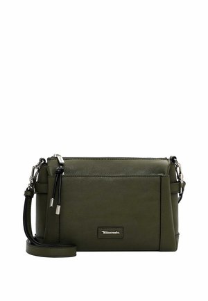 Bolso bandolera de cuero verde oscuro con bolsillo delantero con cremallera, herrajes plateados y correa ajustable sobre fondo blanco.