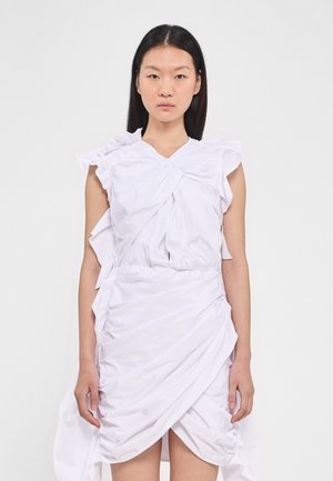 Robe blanche avec des manches à volants, un bodice torsadé et un ourlet asymétrique drapé ; fabriquée dans un tissu lisse avec un léger éclat.