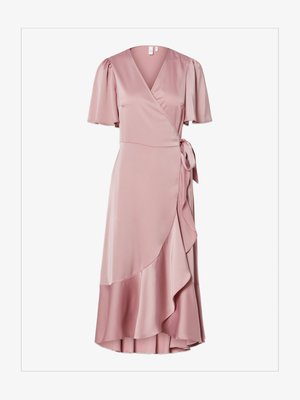 Abito a ruches in satin rosa chiaro con maniche corte a sbuffo, una cintura da legare in vita e un orlo arricciato per un tocco di consistenza in più.