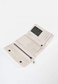 Vouwportemonnee in lichtbeige leer met een textuurinterieur, meerdere kaartsleuven, een doorzichtige ID-zak en een ritsvak.