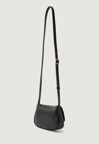 Borsa a tracolla nera in pelle con un design elegante e arrotondato, tracolla regolabile e hardware minimalista in oro sul davanti.